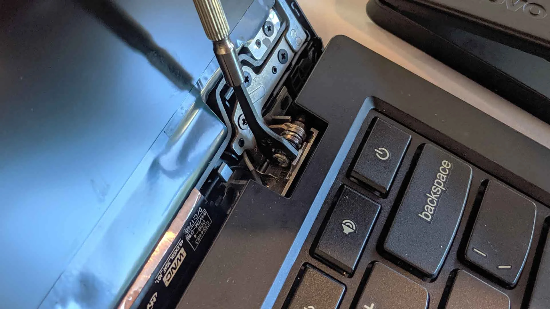 HP Laptop Ekran Menteşesi Kırıldı